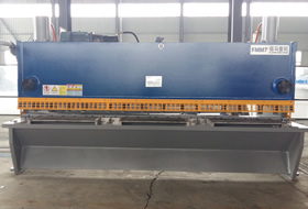 16×4000 2015款液壓閘式剪(jian)闆機
