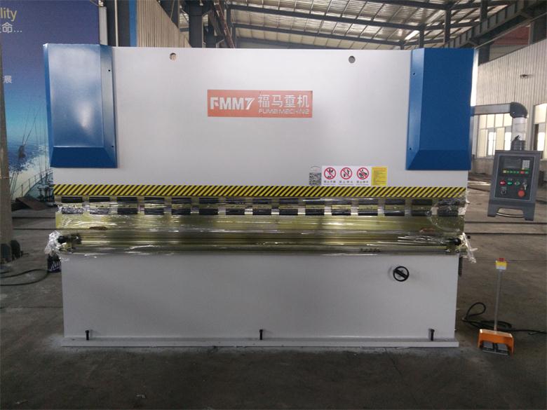 液(ye)壓闆料折(shé)彎機